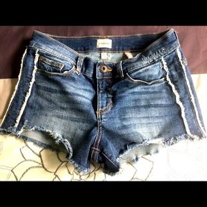 Sneak Peek Mid rise Size S distressed details